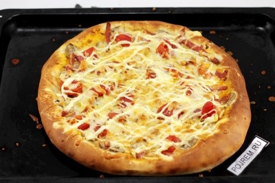 Pizza kolbásszal a sütőben - lépésről lépésre recept, hogyan kell főzni fotókkal