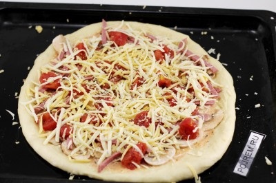 Pizza kolbásszal a sütőben - lépésről lépésre recept, hogyan kell főzni fotókkal