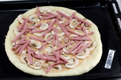 Pizza kolbásszal a sütőben - lépésről lépésre recept, hogyan kell főzni fotókkal