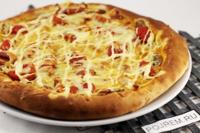 Pizza kolbásszal a sütőben - lépésről lépésre recept, hogyan kell főzni fotókkal