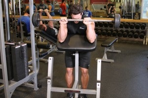 Program de formare a bicepsului de la Larry Scott