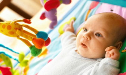 Dezvoltarea unui copil în 2 luni este capabilă, abilitățile și caracteristicile fiziologiei