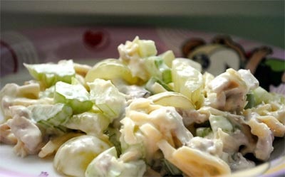 Salata din țelină peticolă este foarte gustoasă și utilă