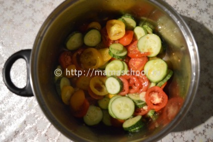 Salata de castraveți și roșii pentru rețete de iarnă cu fotografie