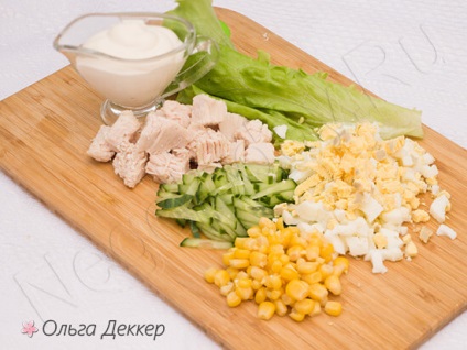 Salata cu porumb și piept de pui - proaspătă, ușoară și consistentă