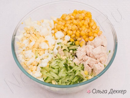 Salata cu porumb și piept de pui - proaspătă, ușoară și consistentă