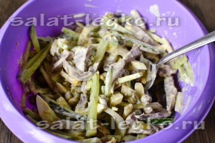 Salată cu limbă de porc, castraveți proaspeți și mazare verde