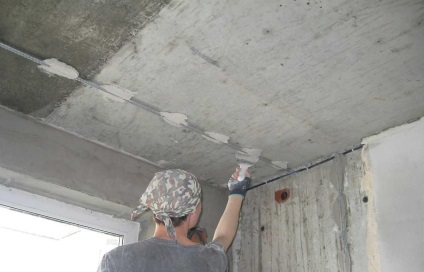Tencuiala materialelor tavanului și tipurile de tencuială decorativă cu mâinile lor, video pe beton, care