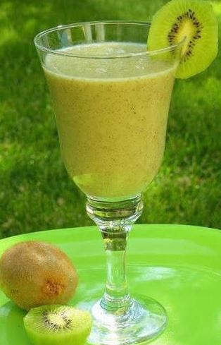 Smoothies cu kiwi sunt rețete utile și delicioase pentru fiecare zi.