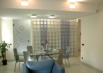 Blocuri de sticlă în interiorul apartamentului (22 fotografii), în proiectarea băii, bucătăriei, dormitorului, mobilierului din blocuri de sticlă