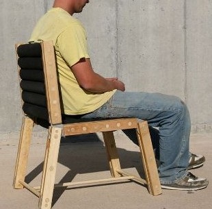 Un scaun, o masă, un scaun balansoar din placaj și
