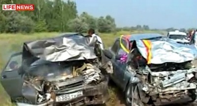 Mașinile de nuntă s-au prăbușit pe teritoriul Altai, doi oameni au fost uciși