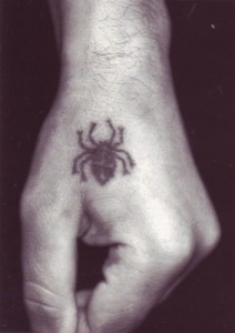 Tatuaj - din viața insectelor, a închisorii și a vieții în spatele gratiilor
