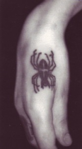 Tatuaj - din viața insectelor, a închisorii și a vieții în spatele gratiilor
