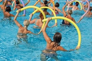 Exerciții pentru bolile coloanei vertebrale în piscină