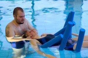 Exerciții pentru bolile coloanei vertebrale în piscină