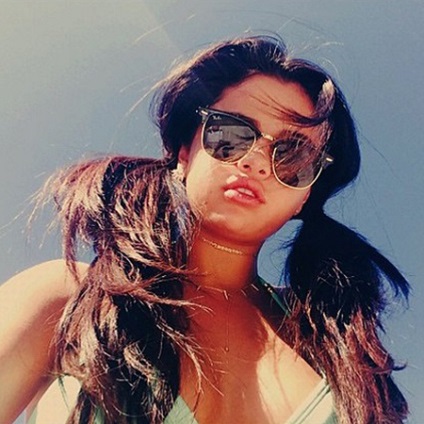 13 Fotografiile selena gomez într-o cântăreață de bikini au dat o apreciere a aspectului ei, o bârfă