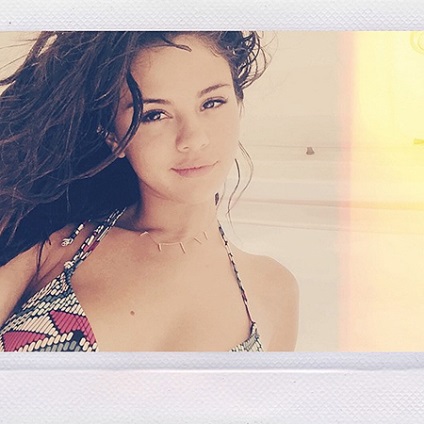 13 Fotografiile selena gomez într-o cântăreață de bikini au dat o apreciere a aspectului ei, o bârfă