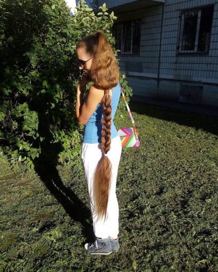 Femeia din Rusia de 27 de ani arată ca un adevărat rapunc, nu și-a tăiat părul timp de 14 ani