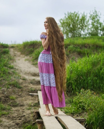 Femeia din Rusia de 27 de ani arată ca un adevărat rapunc, nu și-a tăiat părul timp de 14 ani