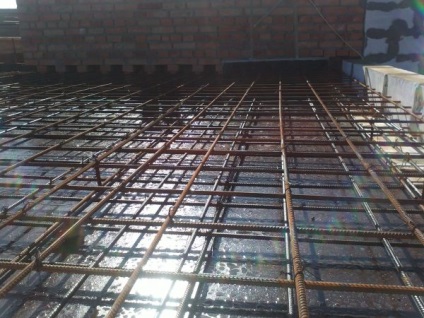 Reinforcement of a foundation monolithic