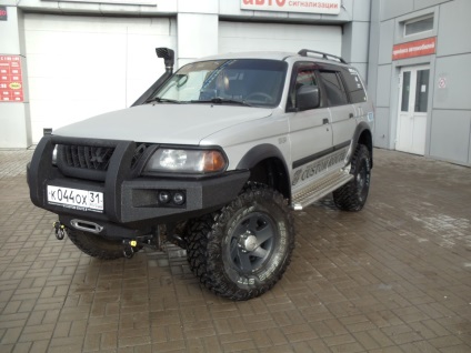 Spoiler pe frontul de putere al mitsubishi pajero