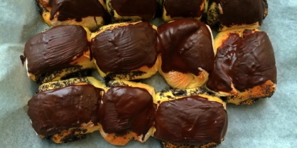 Mâncăruri cu rețete de ciocolată și fotografii de roșii de ciocolată fabricate din drojdie, produse de patiserie și tort de biscuiți