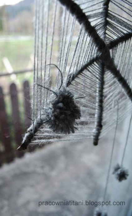 Web decorativ cu paianjeni din pompomi