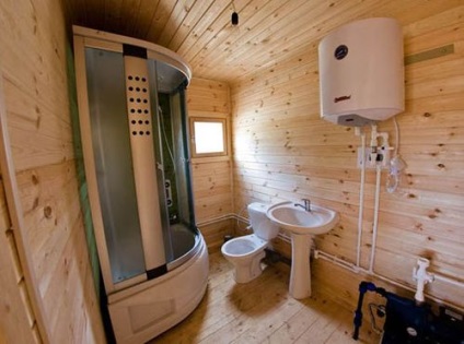 Cabină de duș într-o casă din lemn cu impermeabilizare