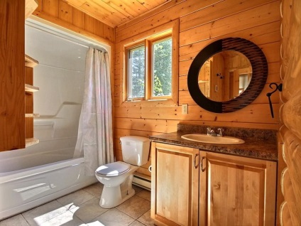 Cabină de duș într-o casă din lemn cu impermeabilizare