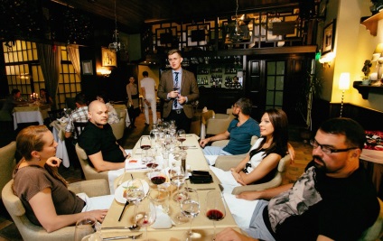 Gasztronómiai vacsora az étteremben toro Russo