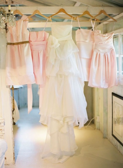 Fotografia unei rochii în așteptarea unei nunți