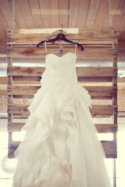 Fotografia unei rochii în așteptarea unei nunți