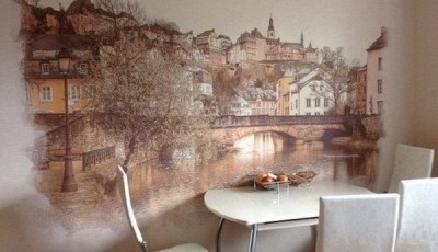Falfestmény a konyhában fotó az asztal, mellette pedig (fotó)
