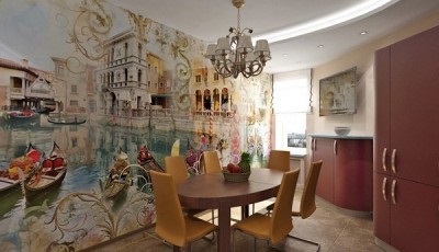 Falfestmény a konyhában fotó az asztal, mellette pedig (fotó)