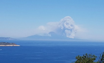 Un craniu uriaș apare peste Vesuvius, completând imaginea unui cataclism natural