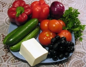 Salata greceasca cu fetksoy - reteta clasica pas cu pas cu poza