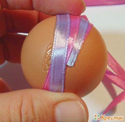 Hogyan díszíteni a húsvéti tojások szatén szalagokkal