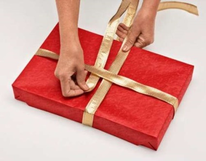 Cum să împachetați frumos un cadou cu propriile mâini