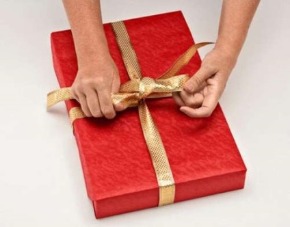 Cum să împachetați frumos un cadou cu propriile mâini
