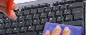 Cum să cureți un computer sau o tastatură laptop acasă