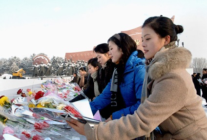 Amint az a szokás, hogy megünnepeljék az új év és a karácsonyi Észak-Korea és Dél-Korea, a világ társadalom