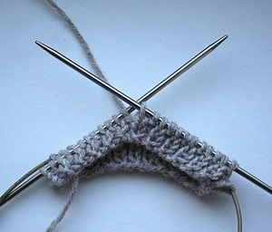 Cum să legați mănușile de acele de tricotat circular