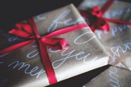 Cum să împacheți cadouri pentru noul an într-un mod original și ieftin