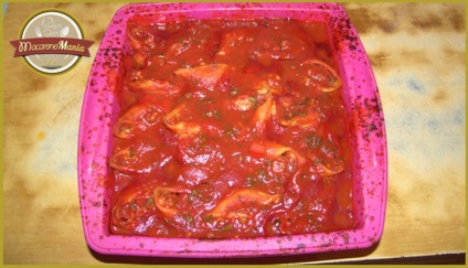 Conquilion (cockleshells) cu carne tocată în sos de roșii