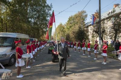 Cine a ordonat să elimine adjunctul cu cuvinte simple