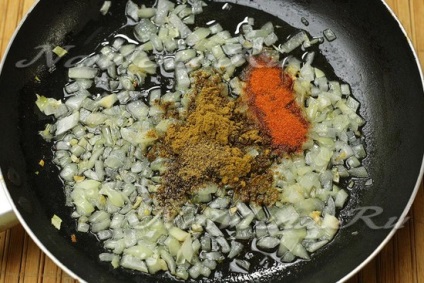 Csirke kókusztej curry recept egy serpenyőben