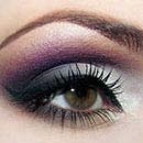 Ochii machiați cu umbre violete