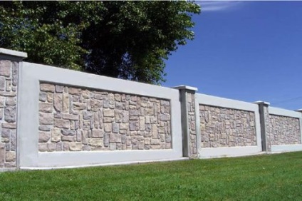Gardul monolitic de sfaturi de beton proprii
