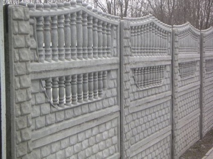 Gardul monolitic de sfaturi de beton proprii
